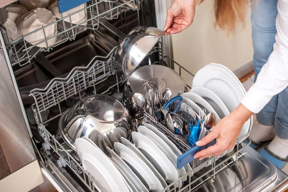 Sắp xếp bát đĩa trên máy rửa bát