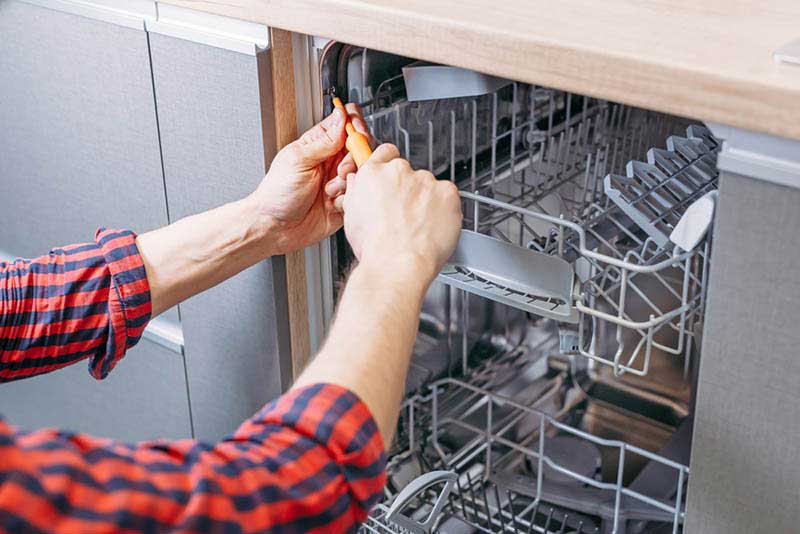 Cảm biến nước hỏng khiến máy rửa bát báo lỗi vòi nước