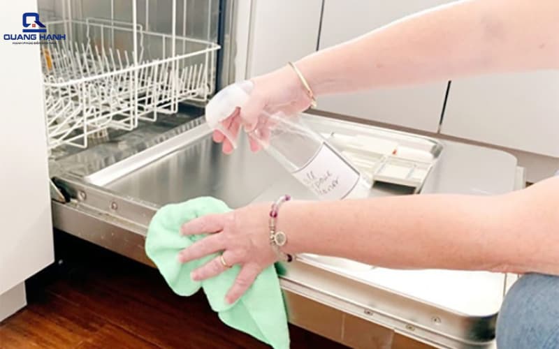 đồ thủy tinh bị mờ khi sử dụng máy rửa bát 4