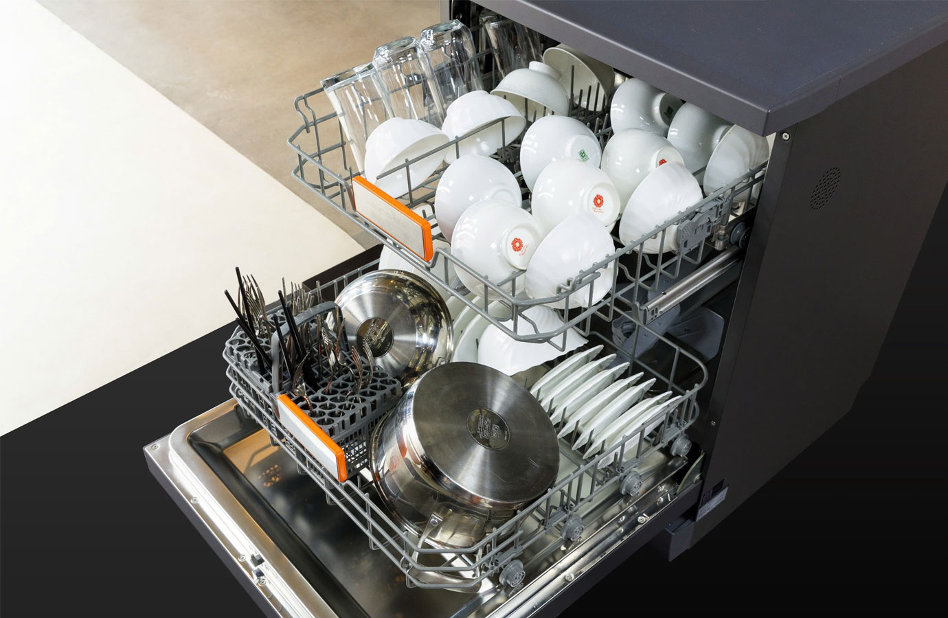 Những vật dụng không nên cho vào máy rửa bát chén 3