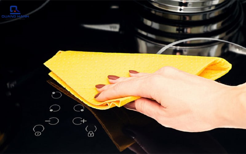 Vệ sinh bếp từ 1