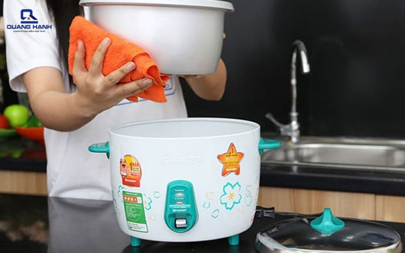 Nồi cơm điện bị dính nước 