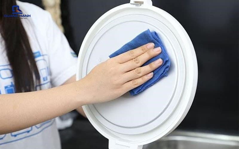 nồi cơm điện bi trào nước