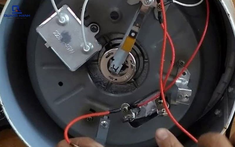 Nồi cơm điện bị dính nước 