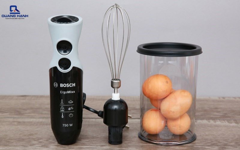 Đánh trứng bằng máy xay sinh tố 1