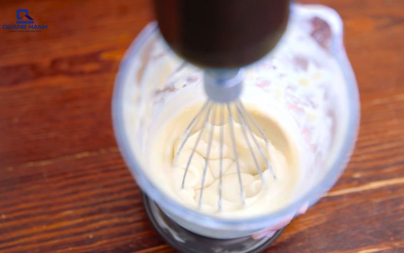 Đánh trứng bằng máy xay sinh tố 1