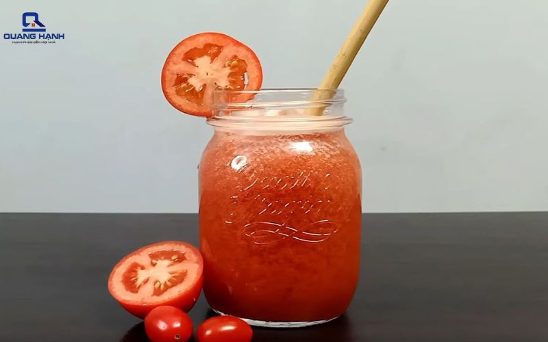 làm nước ép cà chua bằng máy xay sinh tố