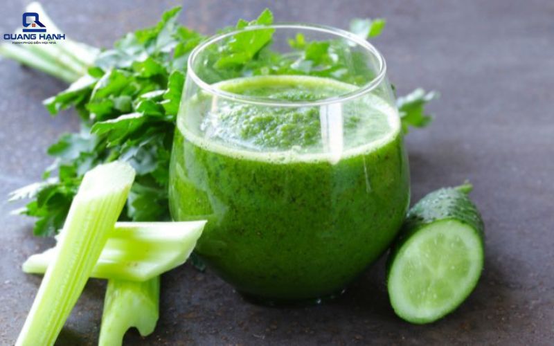 Làm nước ép cần tây bằng máy xay sinh tố