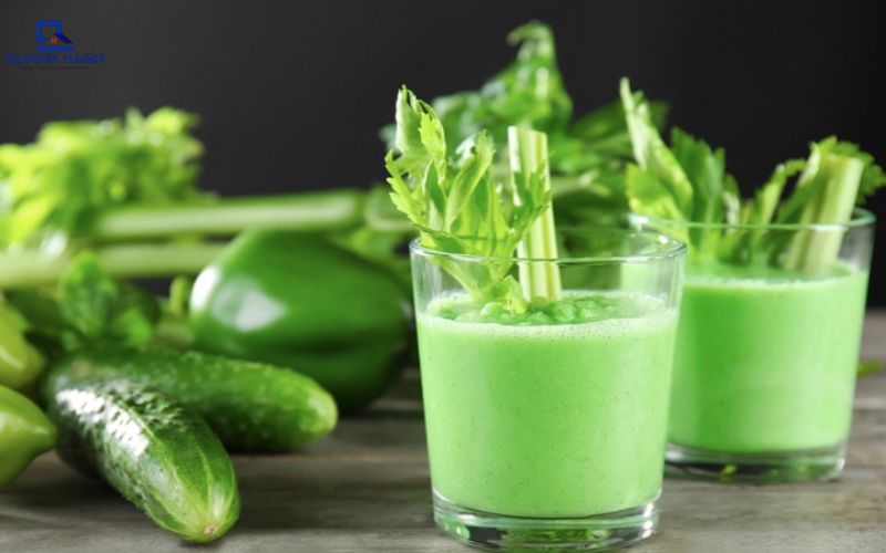 Làm nước ép cần tây bằng máy xay sinh tố