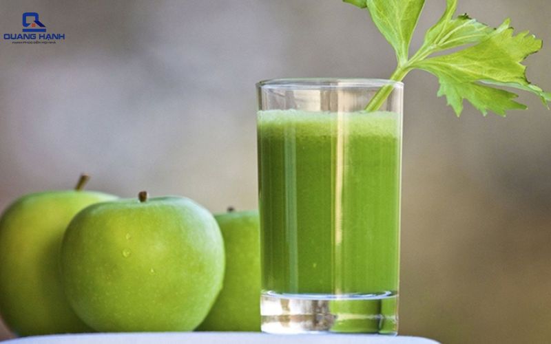 Làm nước ép cần tây bằng máy xay sinh tố