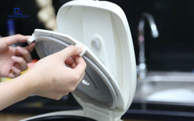 cách tháo nắp nồi cơm điện
