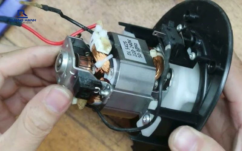 ​​​khắc phục máy xay sinh tố bốc khói