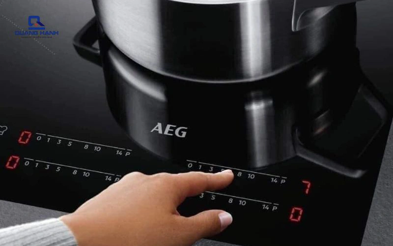 so sánh bếp từ bosch và aeg
