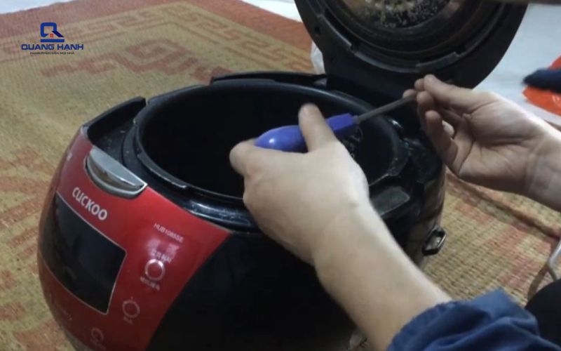 tháo nắp nồi cơm điện cuckoo