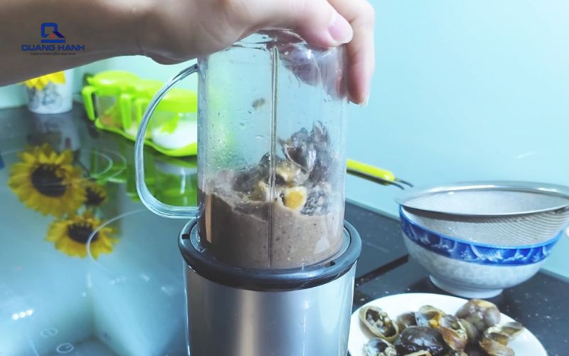 Xay cua bằng máy xay sinh tố