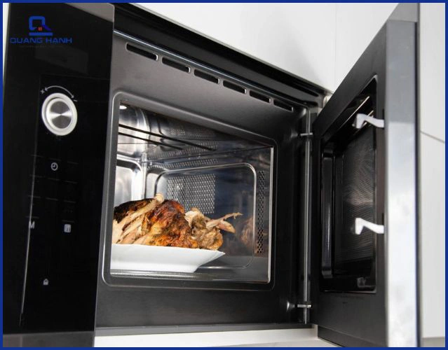 Chế độ Grill trên lò vi sóng đang nướng thực phẩm