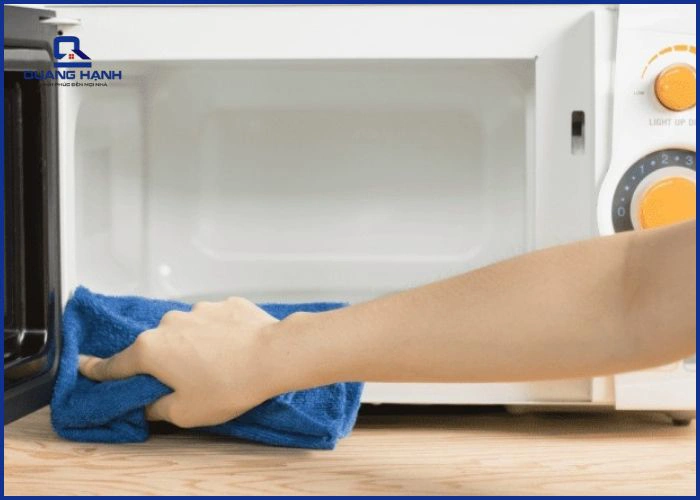 Nên thường xuyên lò vi sóng và tấm chắn