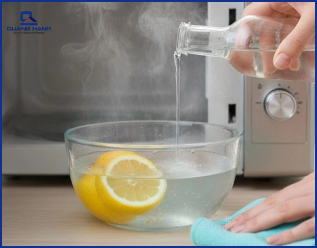 Vệ sinh lò vi sóng bằng nguyên liệu tự nhiên