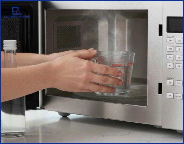 Vệ sinh lò vi sóng bằng giấm trắng