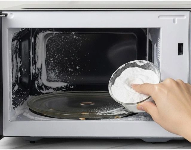 Vệ sinh lò vi sóng bằng baking soda