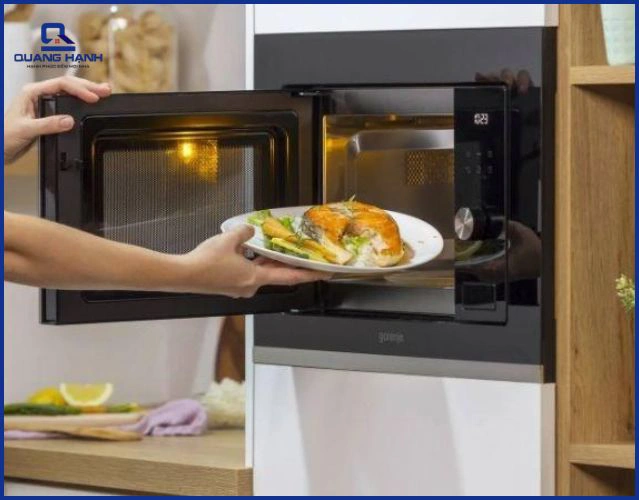 Cách đặt thức ăn vào lò vi sóng để làm nóng đều