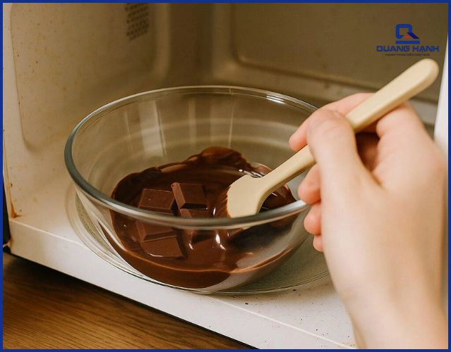 Đung chảy chocolate bằng lò vi sóng