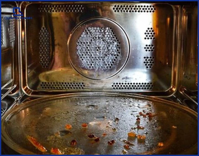 Vì sao lò vi sóng có mùi gây khó chịu