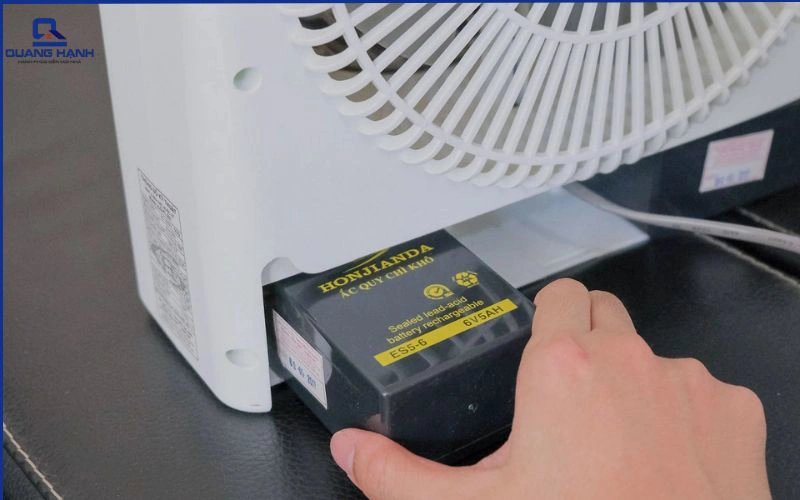 cách thay pin quạt tích điện