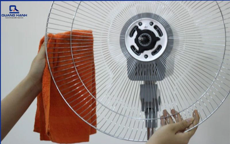 Hướng dẫn chi tiết cách vệ sinh quạt lửng đúng cách