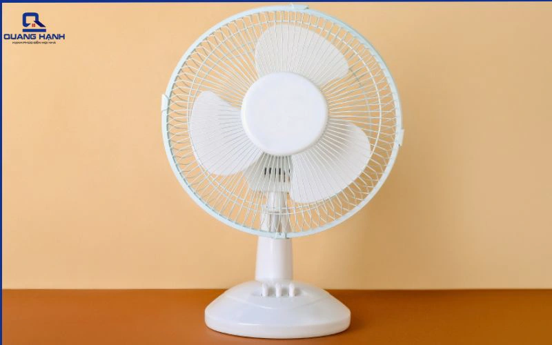 Nên mua quạt tích điện hay quạt thông thường