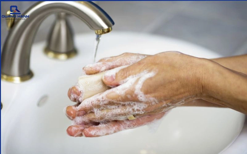 nổi mề đay có nằm quạt được không