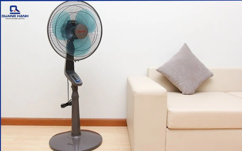 ​​quạt đwúng hay quạt treo tường