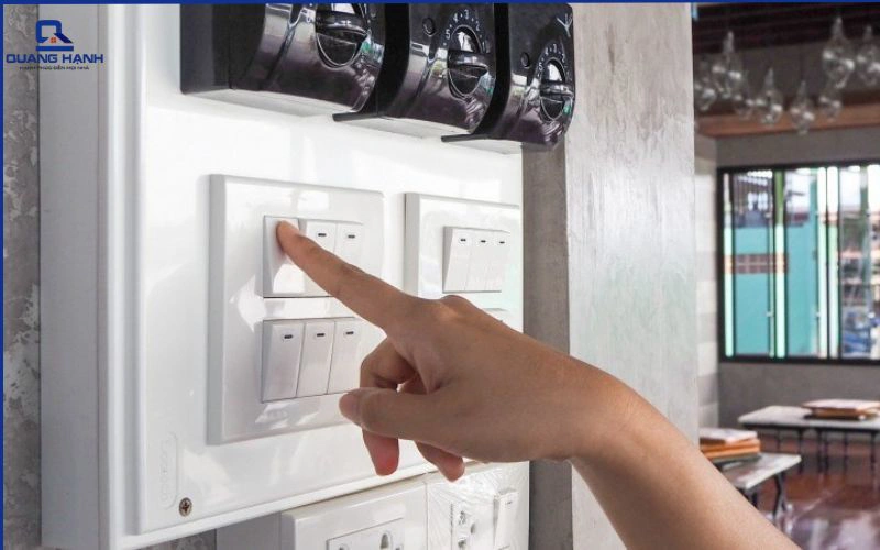 quạt sạc điện không vào điện