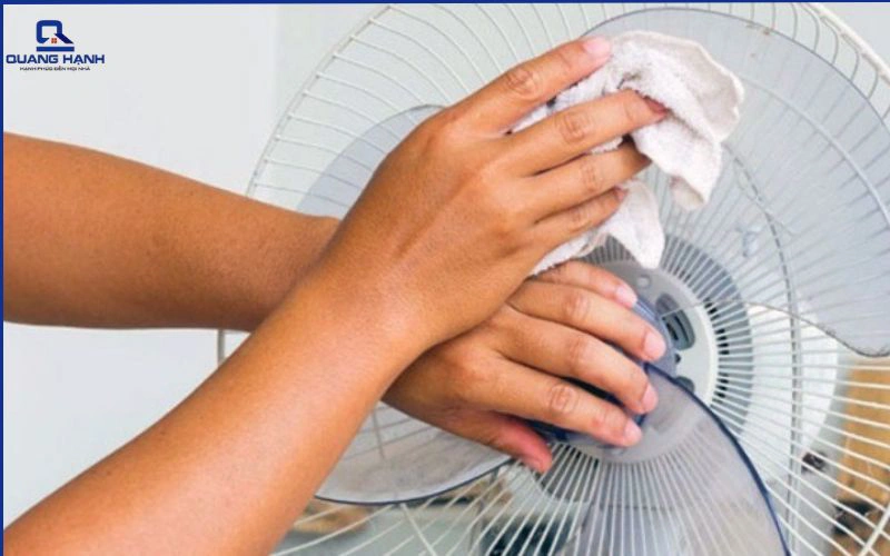 quạt sạc điện không vào điện
