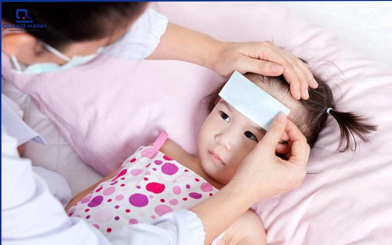 Sốt phát ban có được nằm quạt không 