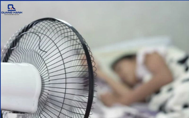 Sốt phát ban có được nằm quạt không 