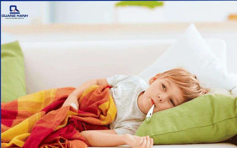 trẻ bị sốt có nên bật quạt không