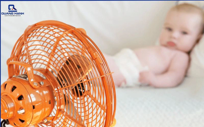 trẻ bị sốt có nên bật quạt không