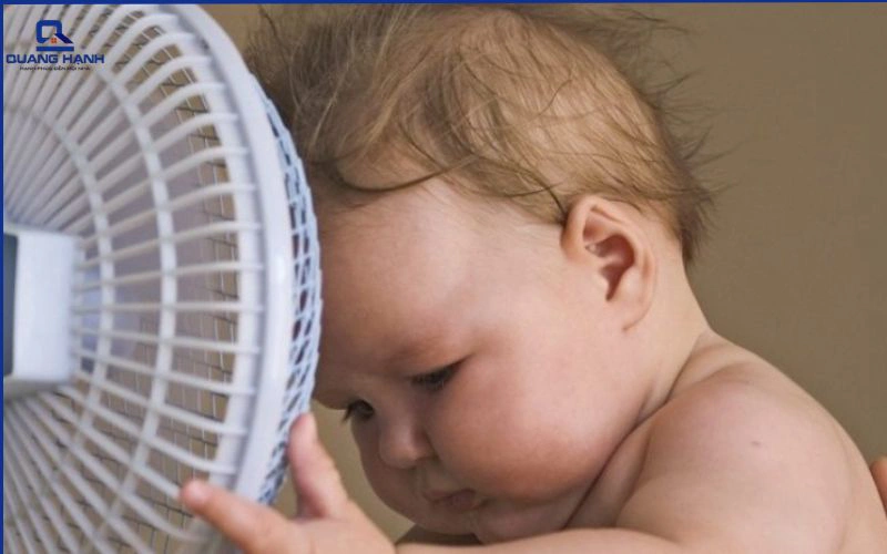 trẻ bị sốt có nên bật quạt không