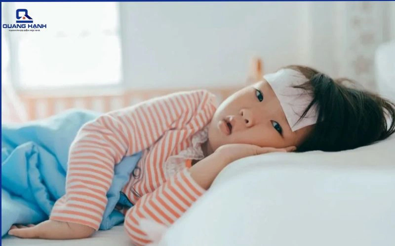 trẻ bị sốt có nên bật quạt không