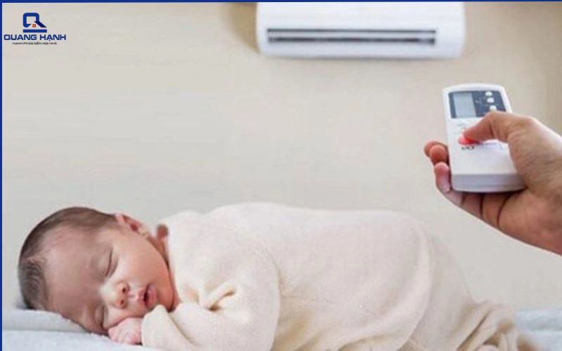 Trẻ sơ sinh nên nằm quạt hay máy lạnh tốt hơn
