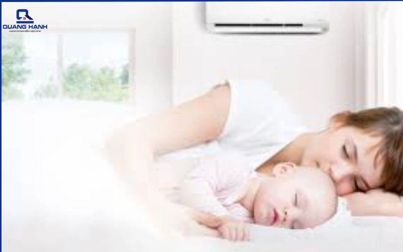 Trẻ sơ sinh nên nằm quạt hay máy lạnh tốt hơn