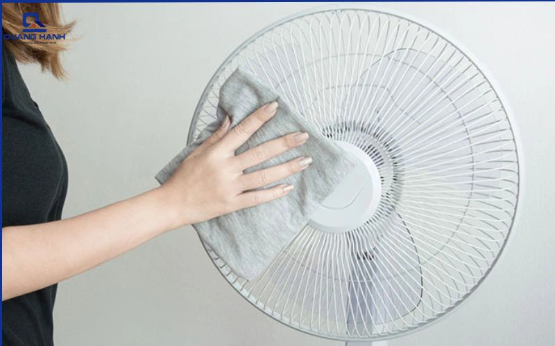 vệ sinh quạt để bàn