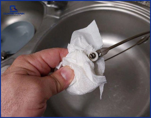Mâm xoay bị lệch hoặc bám cặn