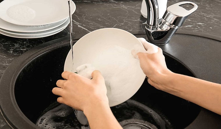 Máy rửa bát tiết kiệm nước hơn so với rửa bát bằng tay
