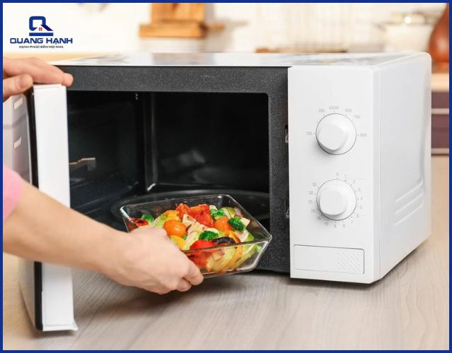 Những thực phẩm cần thận trọng khi hâm nóng bằng lò vi sóng