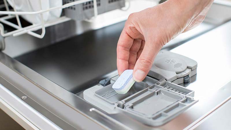 Cách đổ chất tẩy viên rửa vào máy rửa bát Bosch