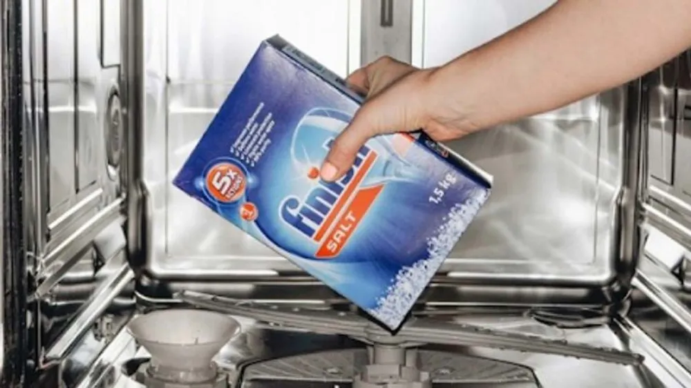 Cho muối rửa bát