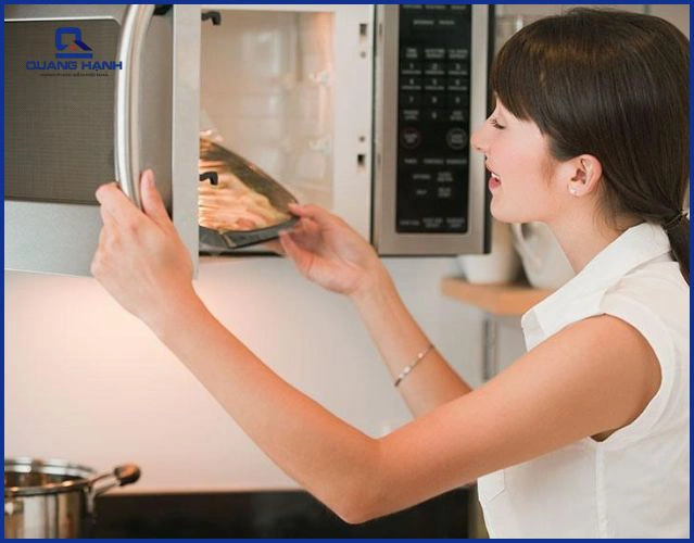 Hâm thức ăn bằng lò vi sóng có làm mất chất dinh dưỡng không?