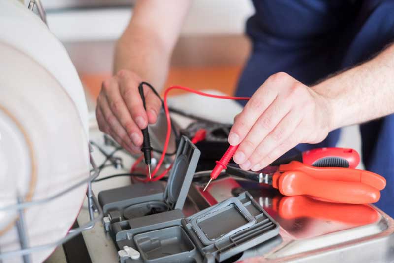 Kiểm tra hệ thống bơm xả trên máy rửa bát